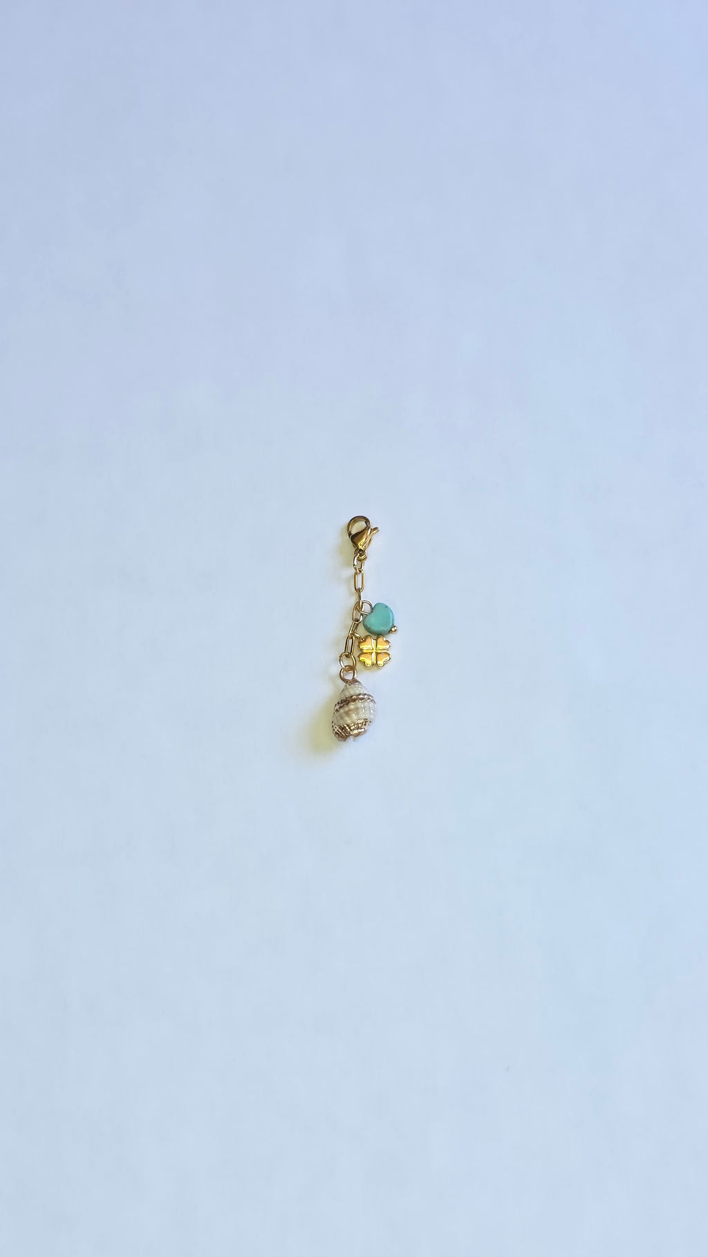 Charm Coquillage Long doré avec mini trèfle bleu en acier inoxydable