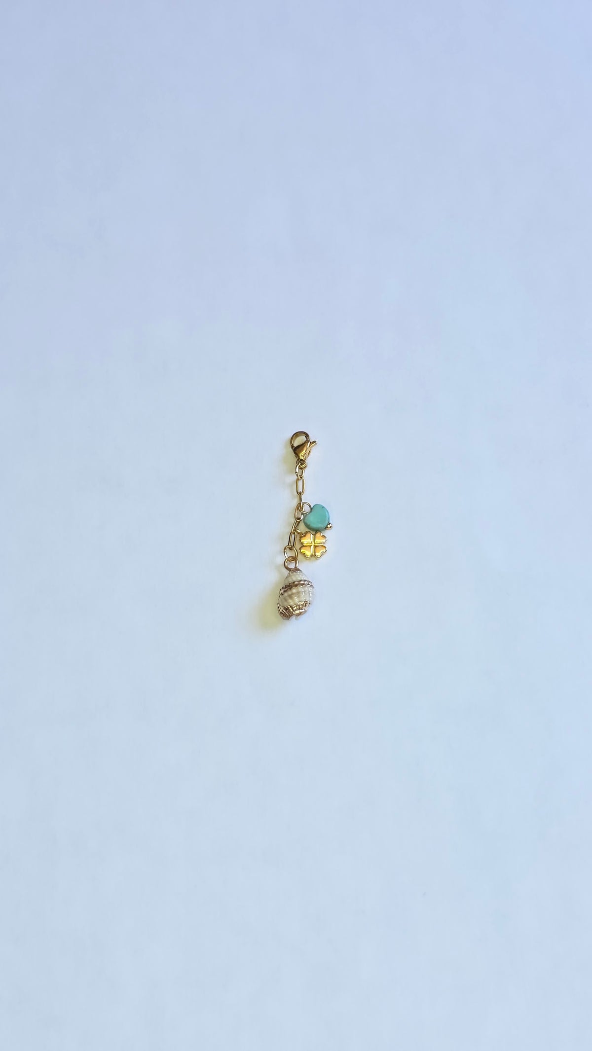 Charm Coquillage Long doré avec mini trèfle bleu en acier inoxydable