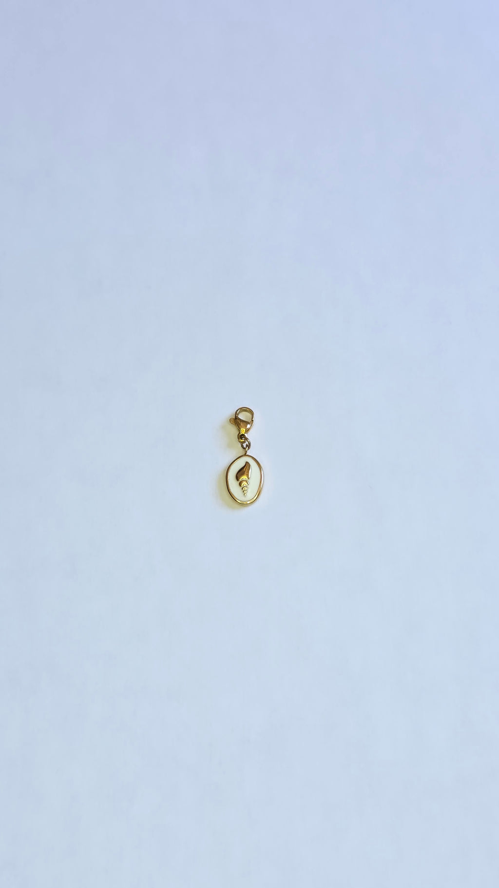 Charm Mini Coquillage doré et blanc en acier inoxydable