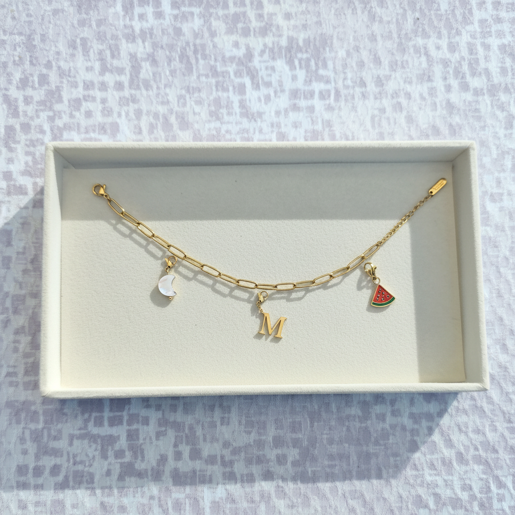 Exemple bracelet épais doré  personnalisé avec 3 charms_1 